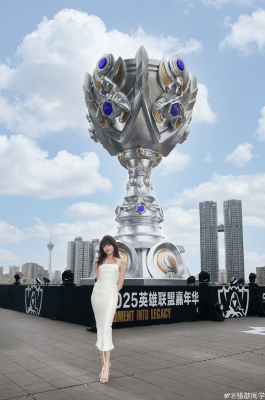 LPL女主持骆歆晒照:📷打卡春熙路巨型奖杯