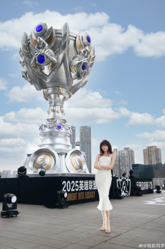 LPL女主持骆歆晒照:📷打卡春熙路巨型奖杯